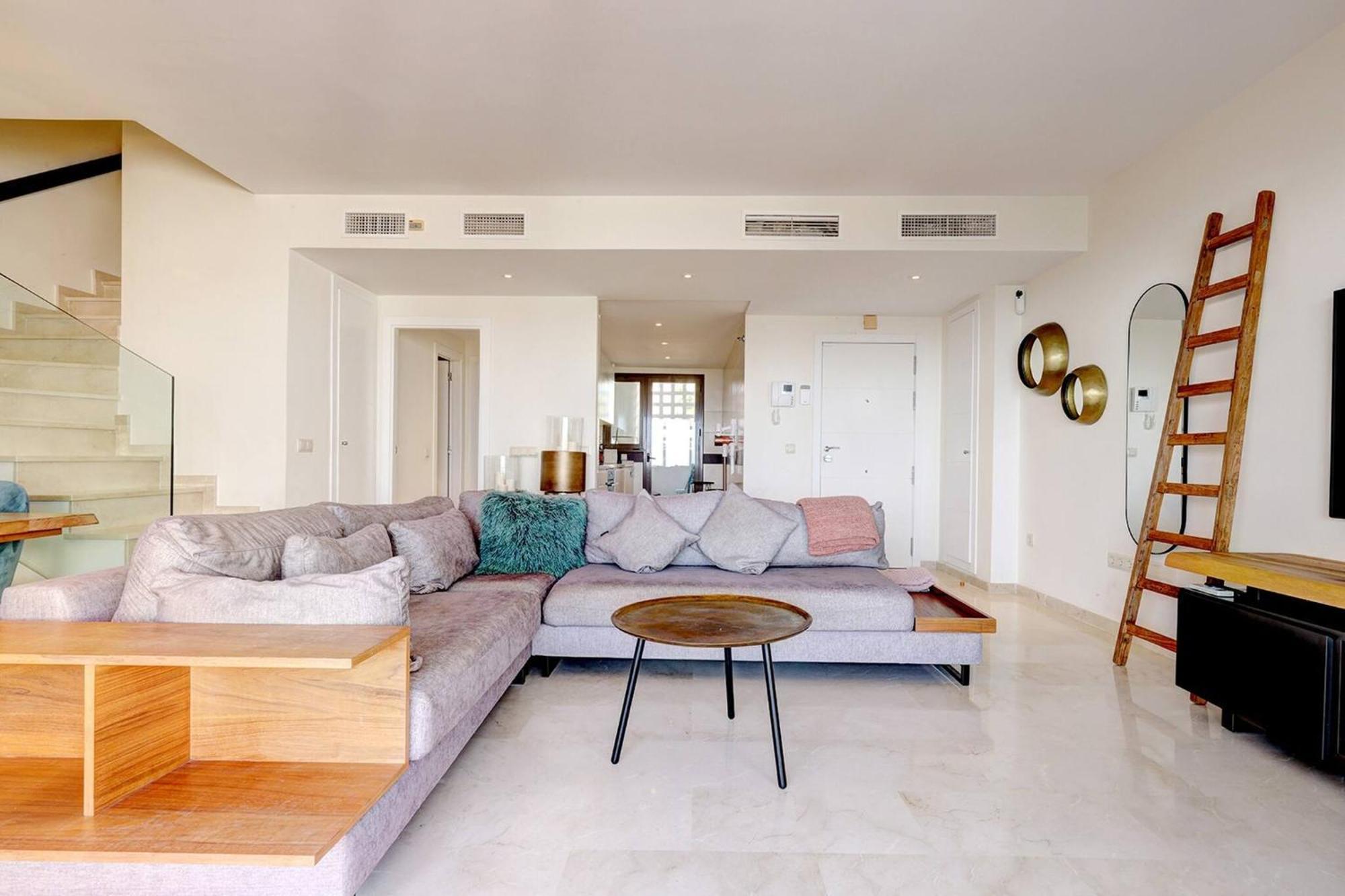 102 Stylish 2 Bed Duplex Penthouse Sea Views & Hot Tub *
